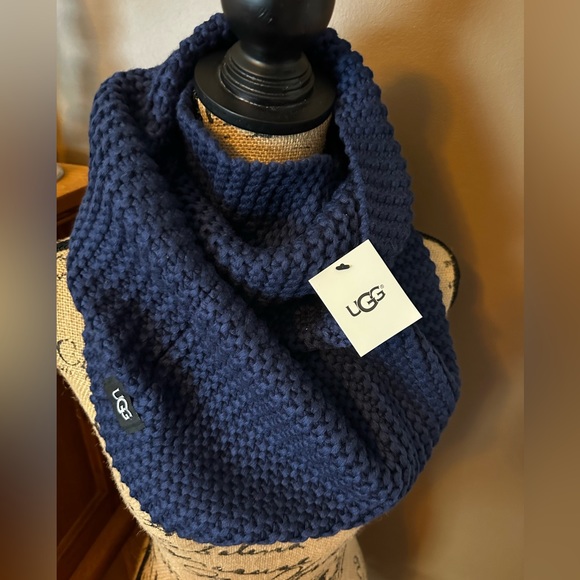 UGG Accessories - UGG ❤️CHUNKY KNIT INFINITY SCARF ~ NAVY BLUE 
~NEW WITH TAG❤️🧣